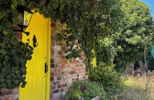 Louth House | Leaf Retreat - A Rest in Nature. Pet-friendly!