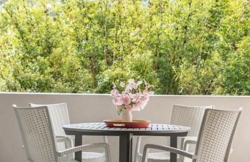Bowen Hills Apartment | Leafy and Quiet 2BR - Close to Hospital with Parking