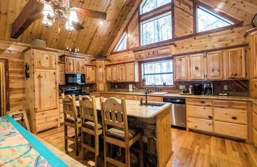 Broken Bow Cabin | Leaping Lizard Lodge | Sleeps 16 | 4 Beds | 3.5 Baths