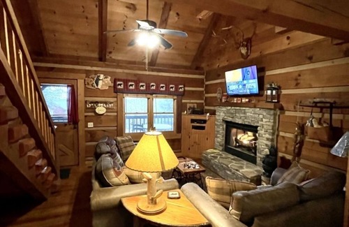Tellico Plains Cabin | Leave the stress behind!- private hot tub, pet and motorcycle friendly, let peace and nature surround you! by RedAwning