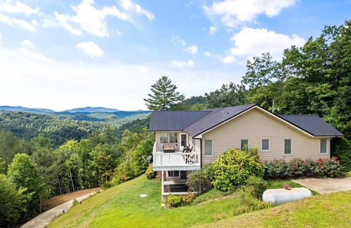 Pittman Center Ski Chalet | LeConte Mountain Lodge, AWESOME MOUNTAIN VIEWS, 4900+ SQ. FT. WIFI, Hot Tub!