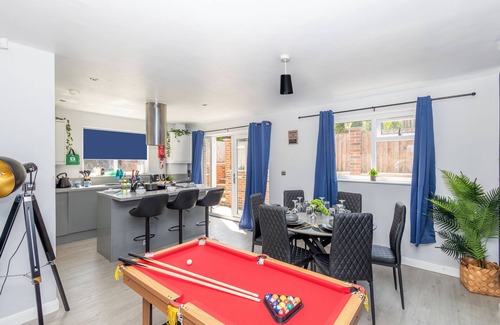 Leeds House | Leeds 3 Bed 2.5 Bath - Parking/WiFi/Pool Table/Self Check-in