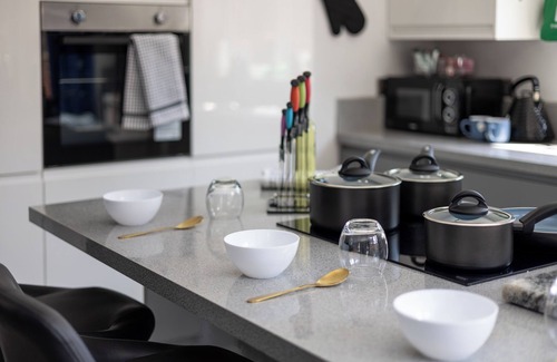 Leeds House | Leeds 3 Bed 2.5 Bath - Parking/WiFi/Pool Table/Self Check-in