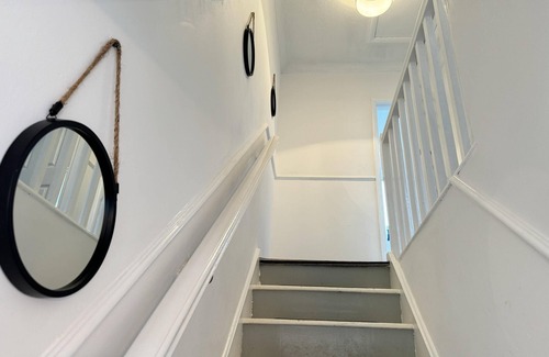 Leeds House | Leeds - 3 Bedrooms - 1Bathroom - Parking - WiFi