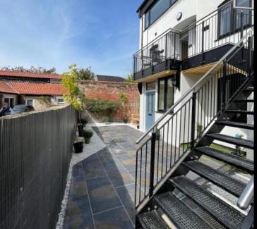 Holt Apartment | Lees Lookout Holt ,2 bedroom luxury apartment with private parking