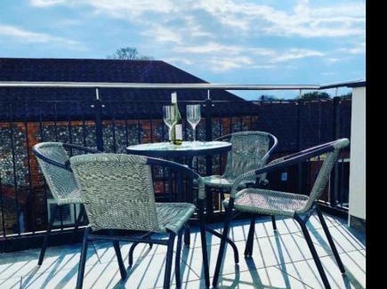 Holt Apartment | Lees Lookout Holt ,2 bedroom luxury apartment with private parking