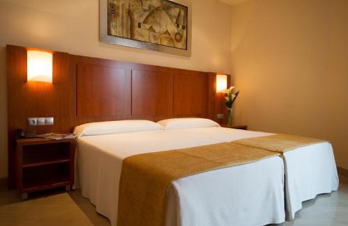 Dos Hermanas Hotel | Leflet Valme