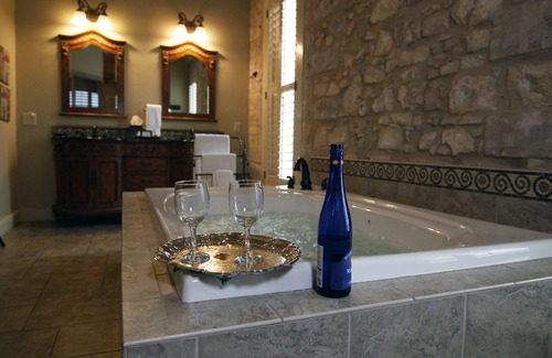 Fredericksburg Bed & Breakfast | Legacy Suite on Main St in central downtown, jacuzzi tub, ask about Wine Tours!