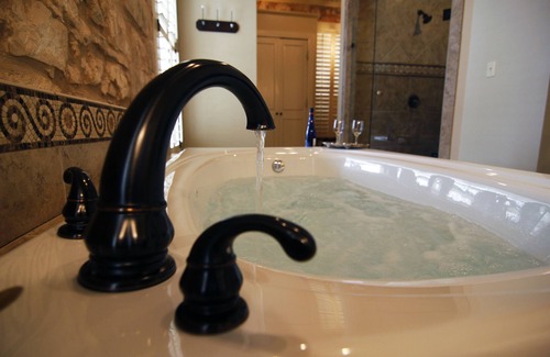 Fredericksburg Bed & Breakfast | Legacy Suite on Main St in central downtown, jacuzzi tub, ask about Wine Tours!