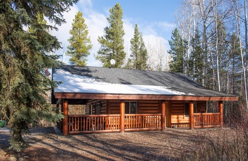 Valemount House | Legacy Vacation Rental - Pet Friendly!