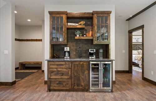 Lead House | Legends Lodge- 22 guest Mountain retreat with pool access!