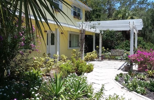 Englewood House | Lemoness - 4 bedrooms, 3 baths, heated pool, 1/2 mile from Manasota Key Beach!