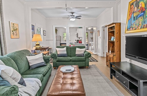 Athens House | Lenoir Cottage w/covered patio and fire pit!