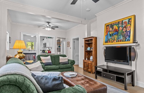 Athens House | Lenoir Cottage w/covered patio and fire pit!