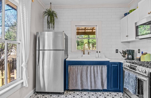 Athens House | Lenoir Cottage w/covered patio and fire pit!