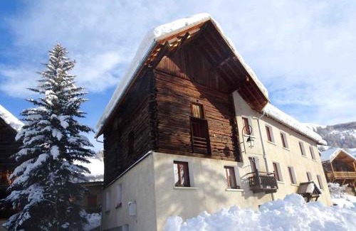 Molines-en-Queyras Bed & Breakfast | Les Arolles - Gîte d'étape et de séjour