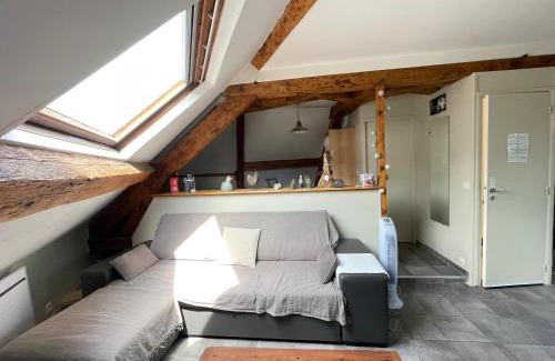 Bayeux Apartment | Les combles de l Aure Grand studio cosy confortable classé 3 étoiles centre Bayeux 2 mn à pied cathédrale proche plages du débarquement