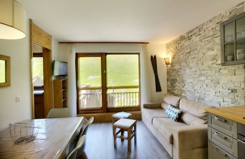 Les Bruyeres Apartment | Les Menuires: 1BR+Mountain Nook, 4 ppl, Balcony, Free Parking, Ski-In/Ski-Out