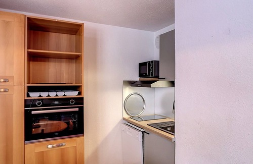 Les Bruyeres Apartment | Les Menuires, 2-Room 4-Person Ski-In Ski-Out Apartment