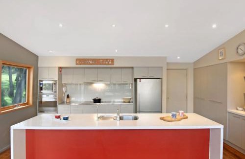 Lake Crackenback Ski Chalet | Les Perrieres Lodge - Spacious 3BR Luxury l Gym l Indoor Pool l Tennis l WiFi l BBQ