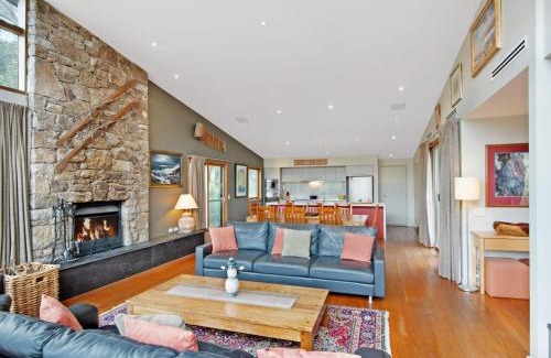 Lake Crackenback Ski Chalet | Les Perrieres Lodge - Spacious 3BR Luxury l Gym l Indoor Pool l Tennis l WiFi l BBQ