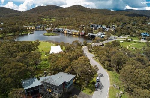 Lake Crackenback Ski Chalet | Les Perrieres Lodge - Spacious 3BR Luxury l Gym l Indoor Pool l Tennis l WiFi l BBQ