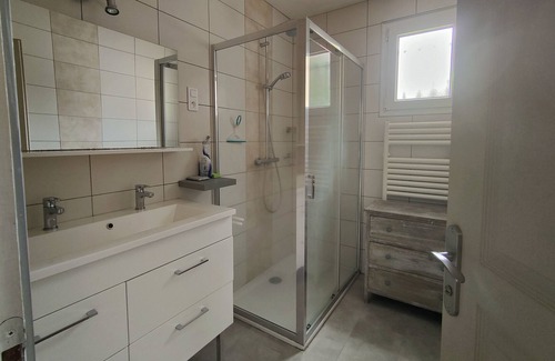 Aydat House | Les Pieds Dans L'eau