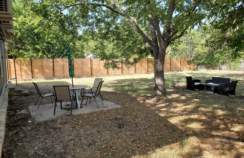 Blanco House | Less than 5 minutes to Blanco River, cozy 3 bedroom house with huge backyard!