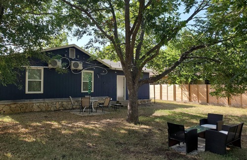 Blanco House | Less than 5 minutes to Blanco River, cozy 3 bedroom house with huge backyard!