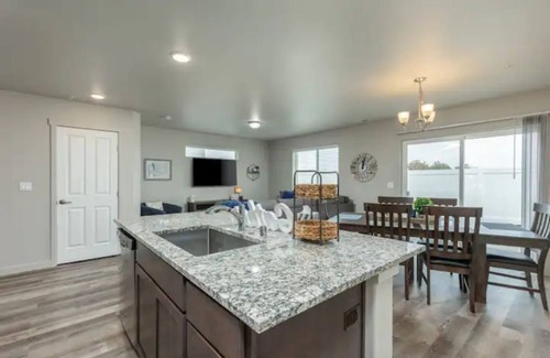 Tri-Cities House | Let's Gather - Centrally Located & Pet Friendly.