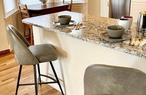 Cheyenne House | Let's go, let's show, let's rodeo! 6 blocks to Frontier Park, doggo friendly!