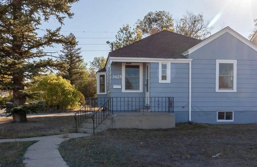 Cheyenne House | Let's go, let's show, let's rodeo! 6 blocks to Frontier Park, doggo friendly!