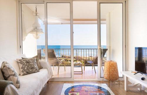 Gava Apartment | LETS HOLIDAYS Beach front apartment in Gavà Mar, Pine Beach