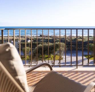 Gava Apartment | LETS HOLIDAYS Beach front apartment in Gavà Mar, Pine Beach