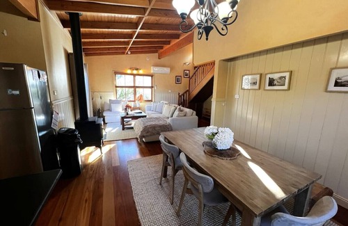 Leura House | Leura Lodge - walking distance to mall, quiet & central