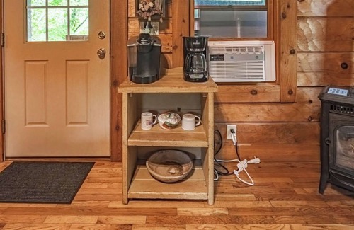 Logan Cabin | Liberty Belle Couples Cabin: Dog + Budget-friendly log home near Hocking River