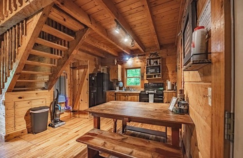 Logan Cabin | Liberty Belle Couples Cabin: Dog + Budget-friendly log home near Hocking River