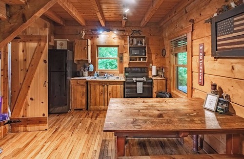 Logan Cabin | Liberty Belle Couples Cabin: Dog + Budget-friendly log home near Hocking River