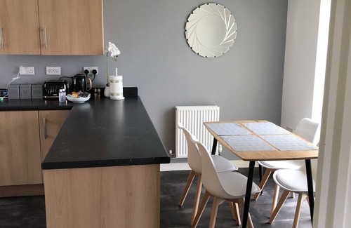 Wolverhampton House | Liberty House - Central Location - Double Parking area - Sleeps 7