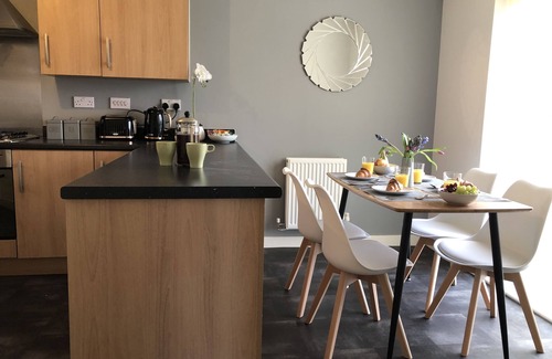 Wolverhampton House | Liberty House - Central Location - Double Parking area - Sleeps 7