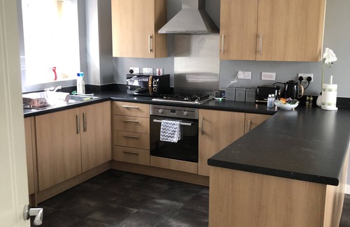 Wolverhampton House | Liberty House - Central Location - Double Parking area - Sleeps 7