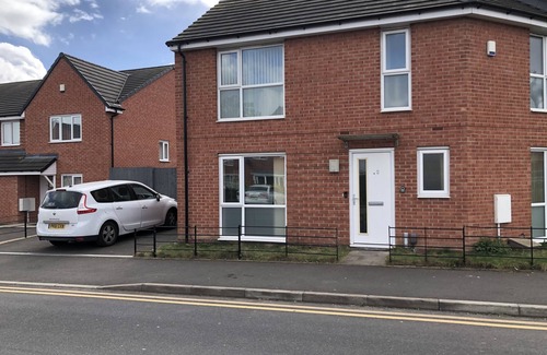 Wolverhampton House | Liberty House - Central Location - Double Parking area - Sleeps 7