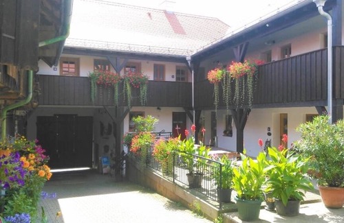 Neualbenreuth Apartment | Liebevoll eingerichtete FeWo für 1 bis 5 Personen mit Balkon