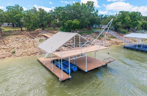 Breckenridge House | Life is better at the Lake! 3 bedroom + loft sleeps 10. Hubbard Creek Lake