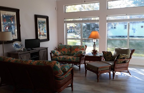 El Lago House | Life's a BEACH at Daydream cottage.enjoy the beach and be close to EVERYTHING!