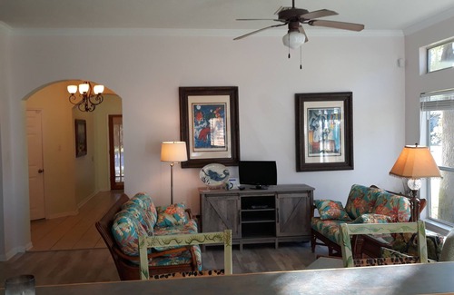 El Lago House | Life's a BEACH at Daydream cottage.enjoy the beach and be close to EVERYTHING!