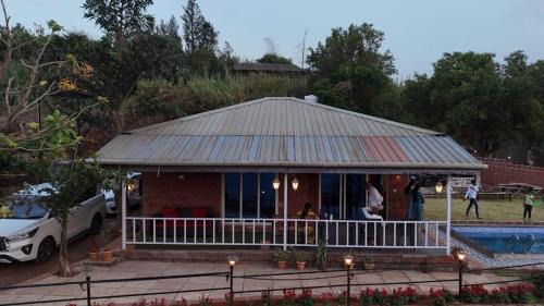 Mahabaleshwar Villa | Lifeline Villas - Luxurious Hideaway Near Mahableshwar Market With Valley View From Pool