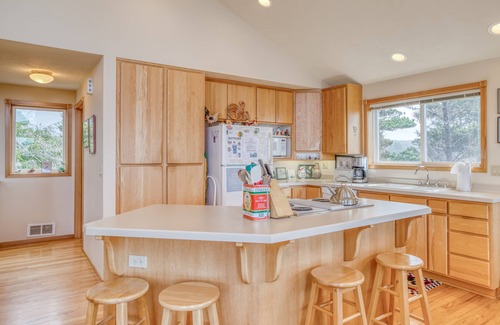 Seal Rock House | Light and Bright Home with Beach Access Just Steps Away! Pet Welcome!