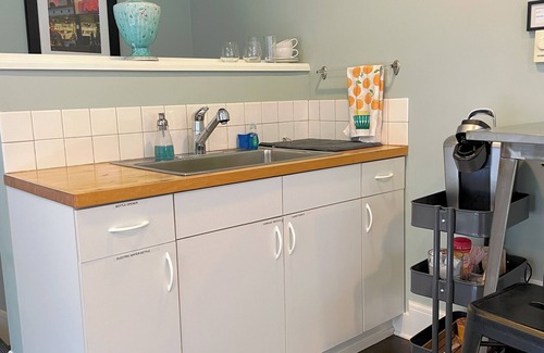University District Apartment | Light and bright, University District Studio Apartment.fantastic location!