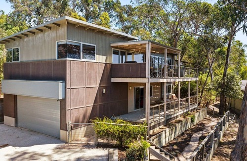 Lorne House | Light House - A tranquil retreat harmonizing with nature.